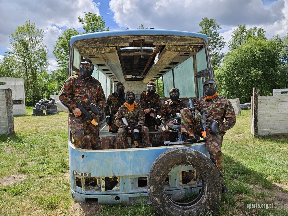 Zintegruj się ze znajomymi i wpadnij do nas na niezapomnianą grę w paintball!